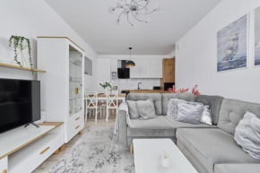 Spacious Apartment suitable for Remote Work with Balcony & Parking by Noclegi Renters